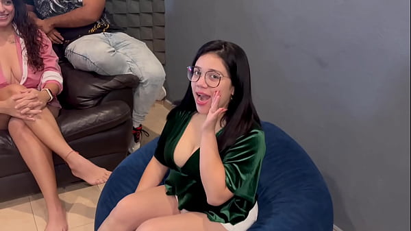 Big Tits MILF Real Hotwife – Cherry es la esposa de Adrian una MILF tetona de ojos verdes y vino para que le hicieran un anal dos singles siguiendo roleplay de esposa insatisfecha y 2 técnicos de aire