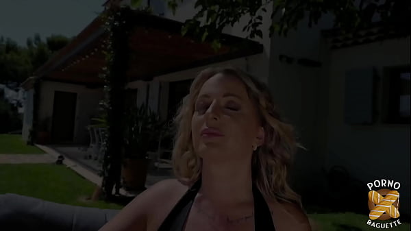 Giulia, sublime blonde, ne jure que par la baise anale !