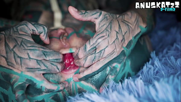Latex Tattoo Girl’s Anal Masturbation Squirt and Metal Toy