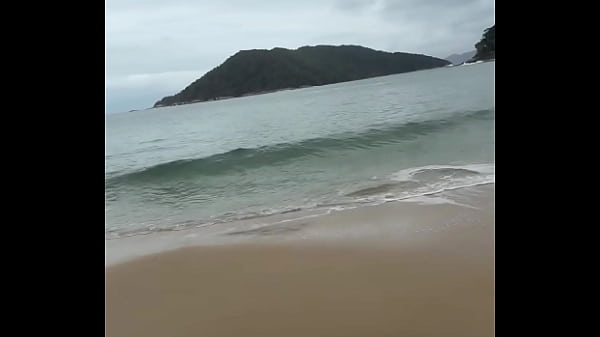 Novata travessa ” Luna Vitali ” fudeu com BBC na praia deserta